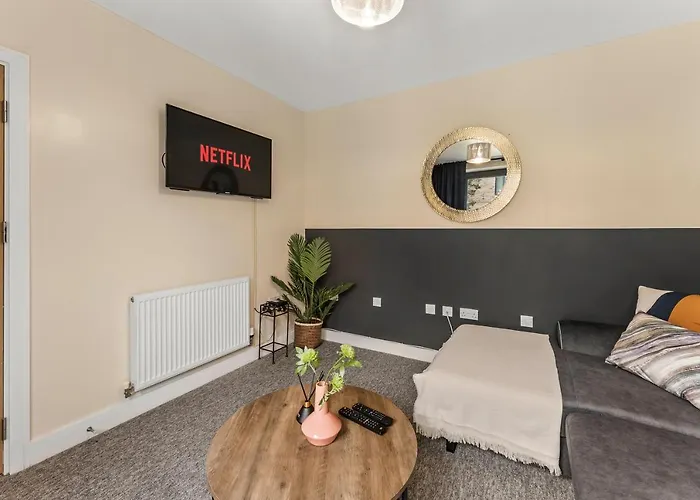 Sleek And Stylish 2 Bed With Garden And Parking