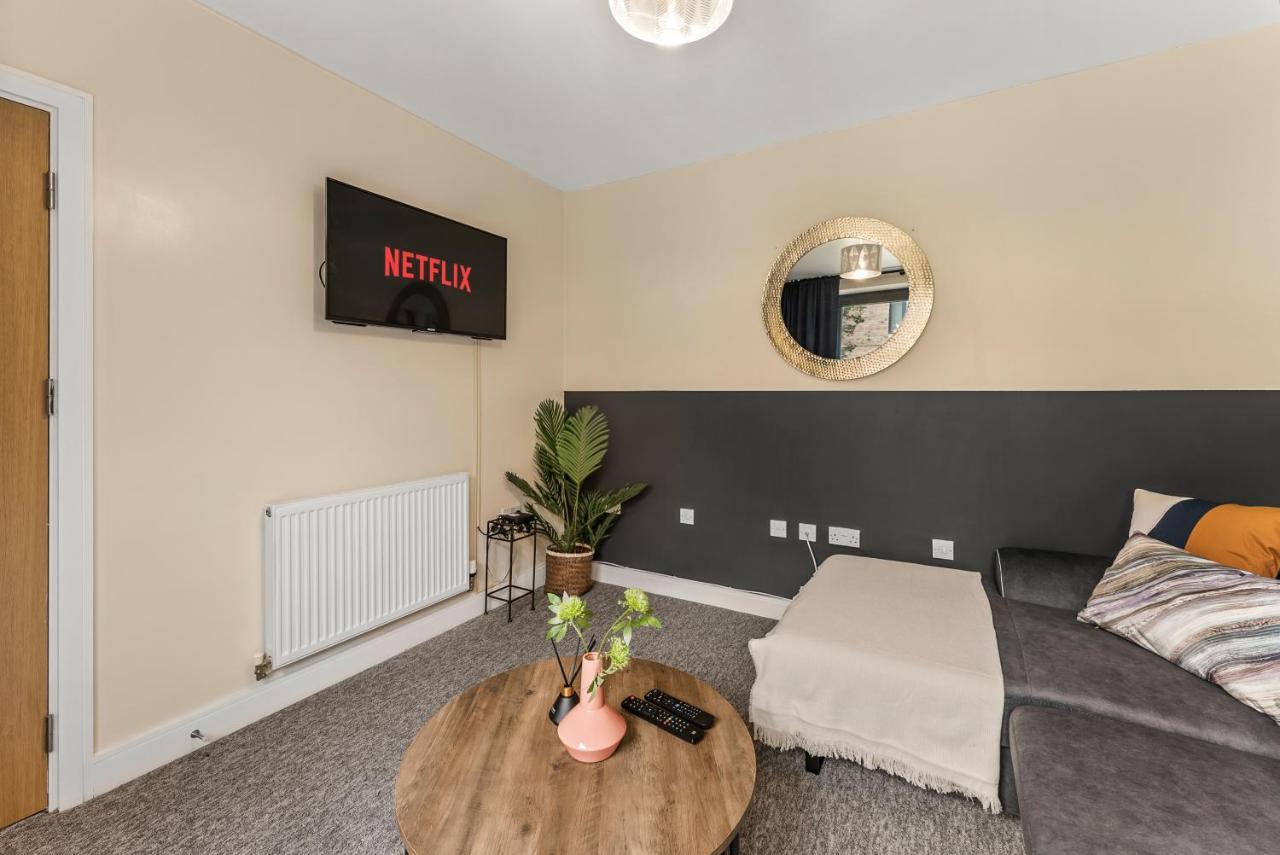 Апартаменты Sleek And Stylish 2 Bed With Garden And Parking