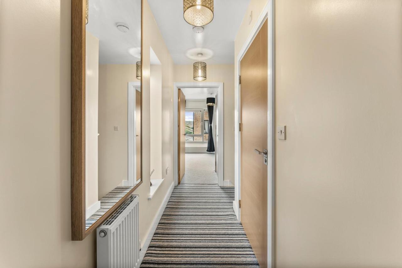 Апартаменты Sleek And Stylish 2 Bed With Garden And Parking