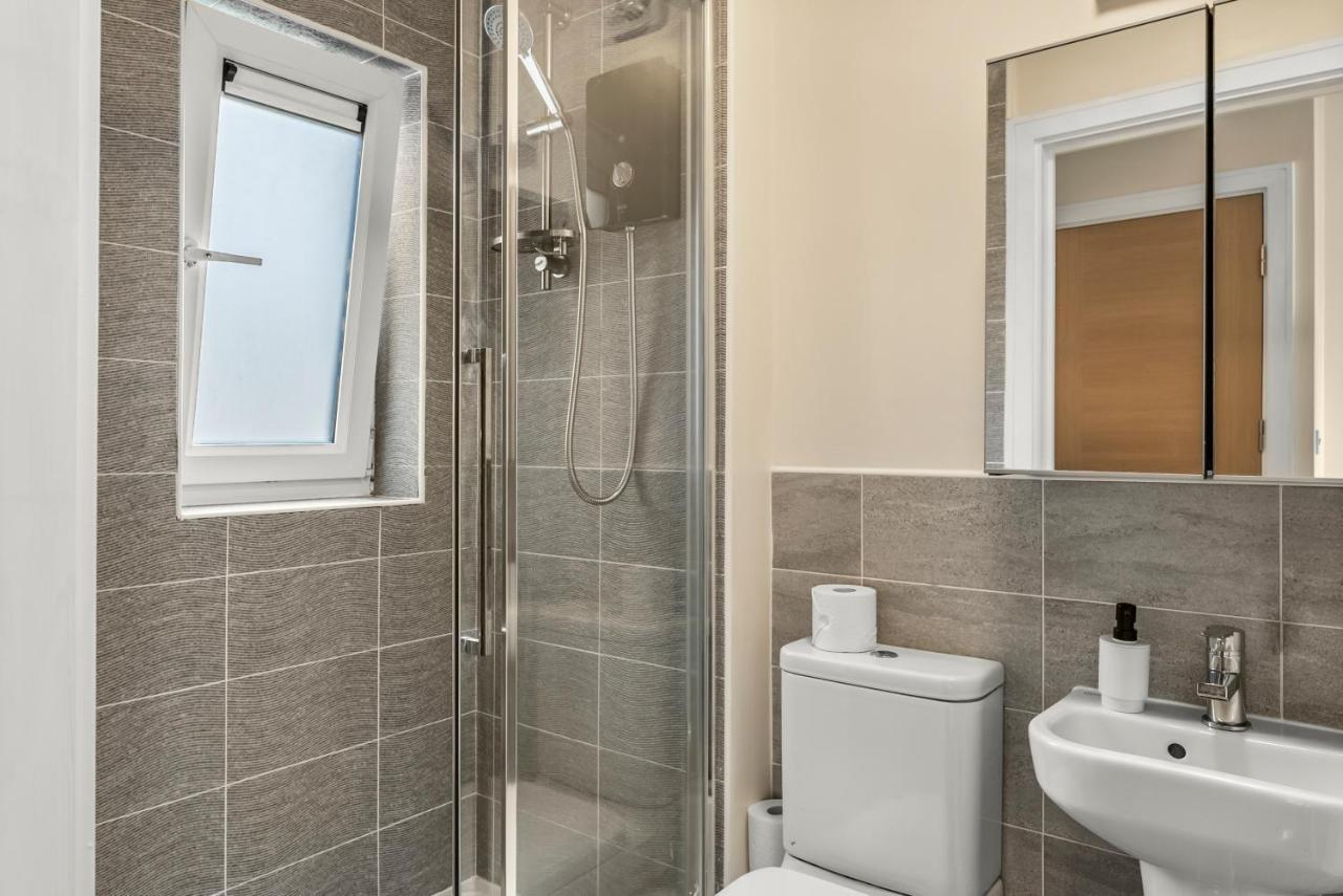 Апартаменты Sleek And Stylish 2 Bed With Garden And Parking *