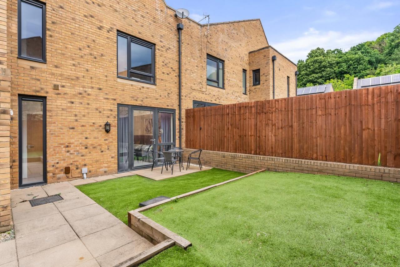 Beautiful 2 Bed In - Parking - Garden Apartment *